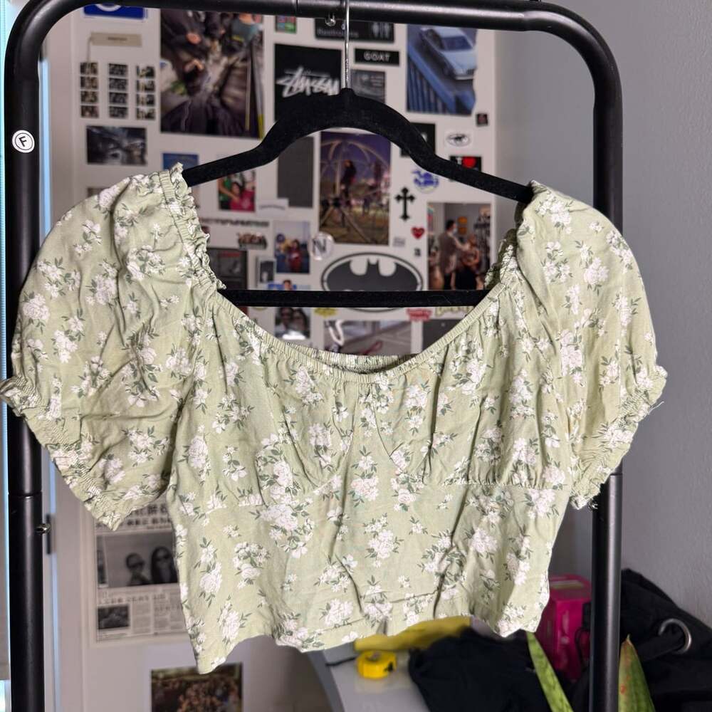 Hollister Crop Top Size XS Green Floral Puff Sleeve